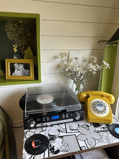 9 feel‑good reasons to choose retro‑themed luxury glamping for your family holiday in Wales