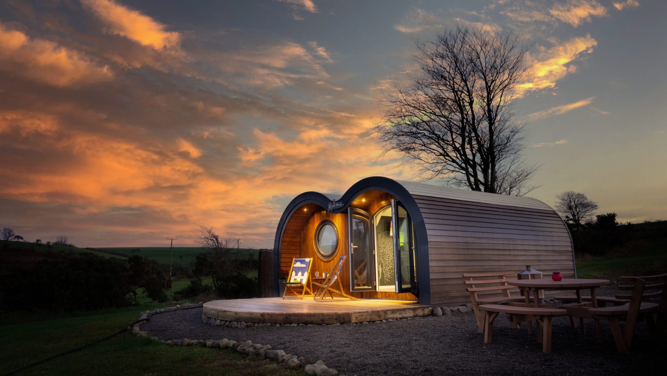 Rewind and Unwind: Discover the Magic of Retro-Themed Luxury Glamping!