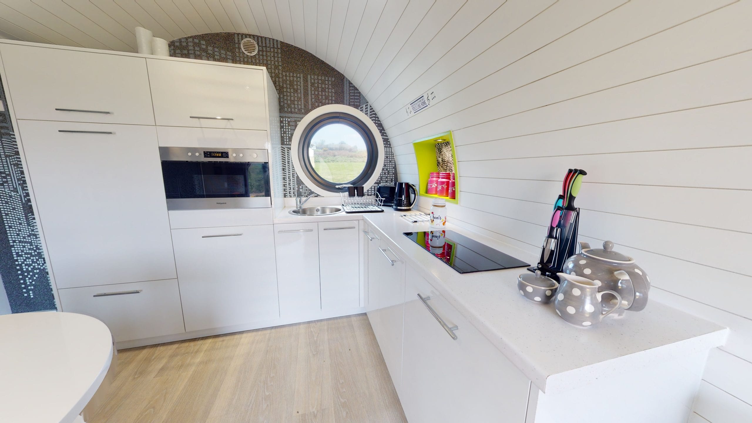 Madonna pod interior