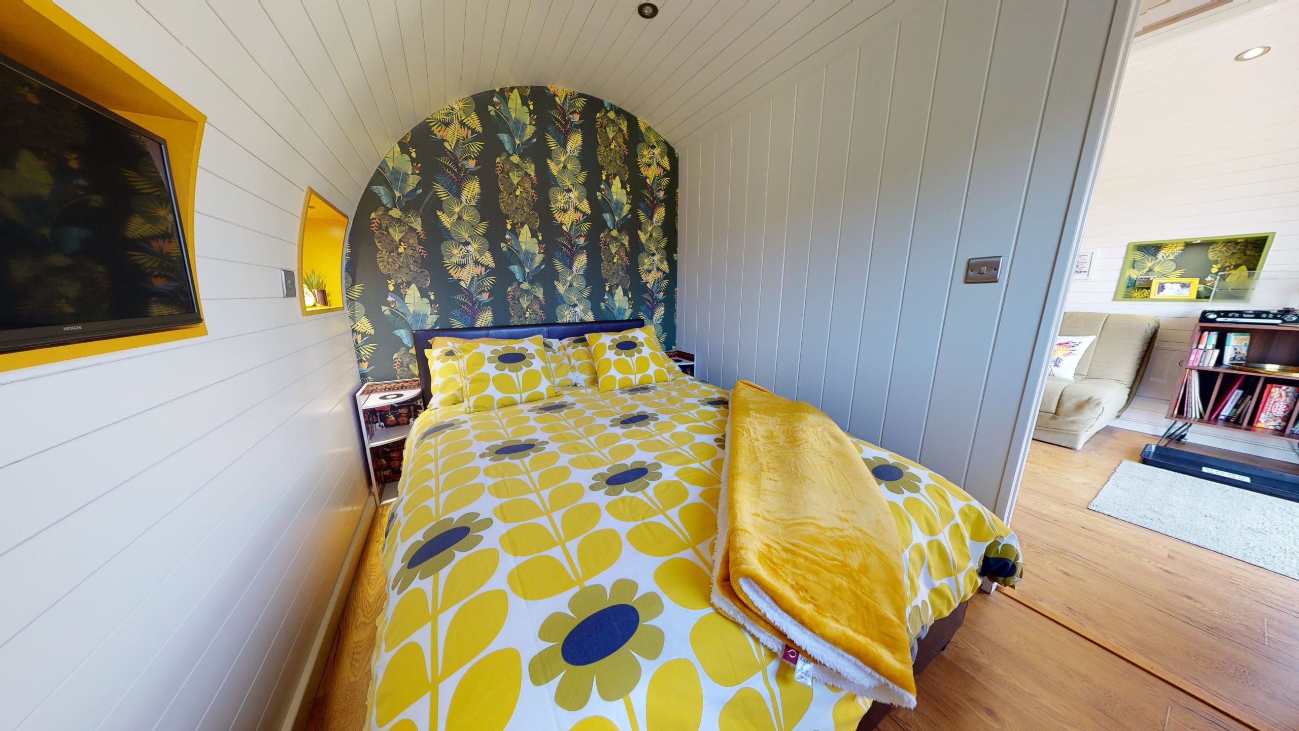 Queen pod bedroom